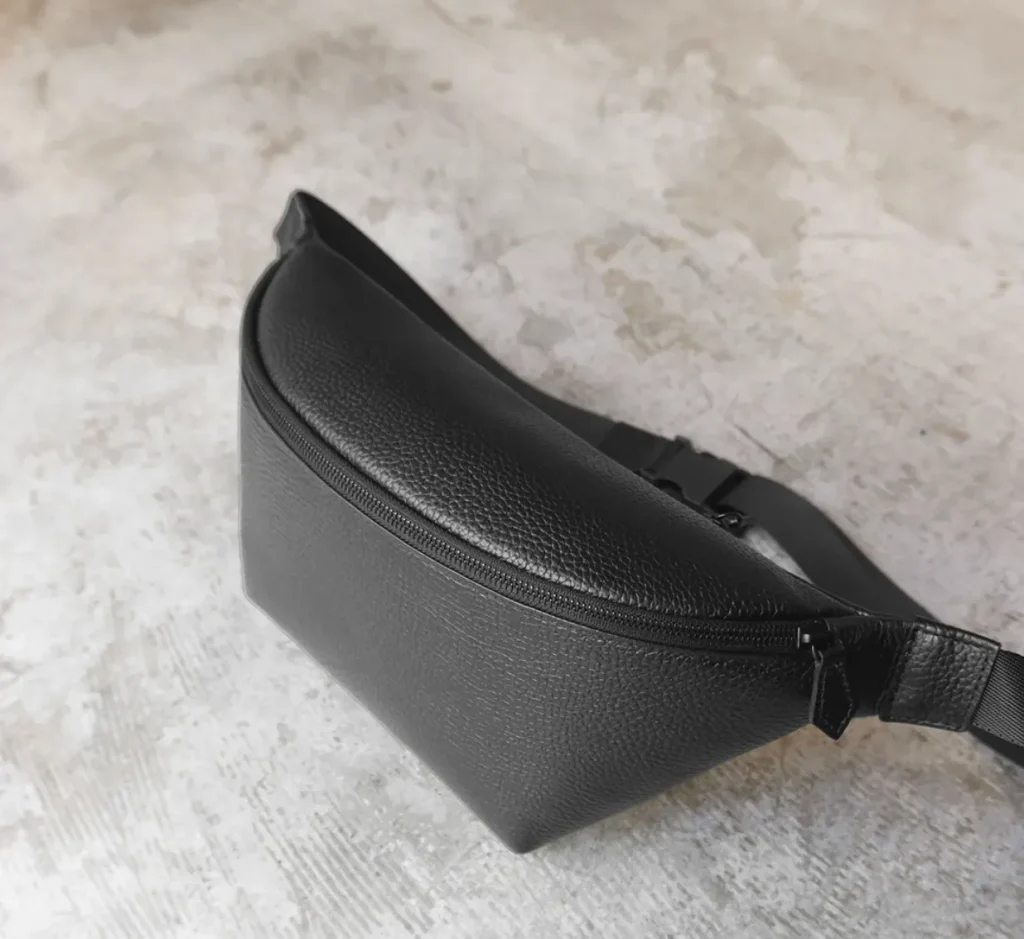 シンプルなボディバッグのイメージ画像