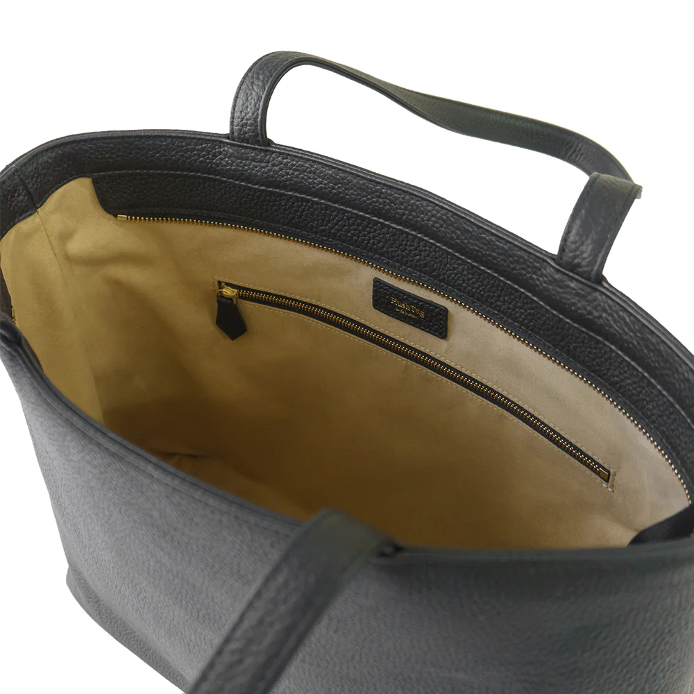 HushTugのレザートートの内側を見せる画像