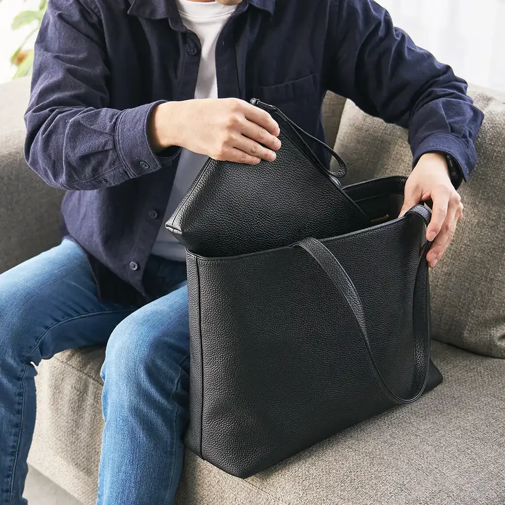 多くの荷物の入るトートバッグ