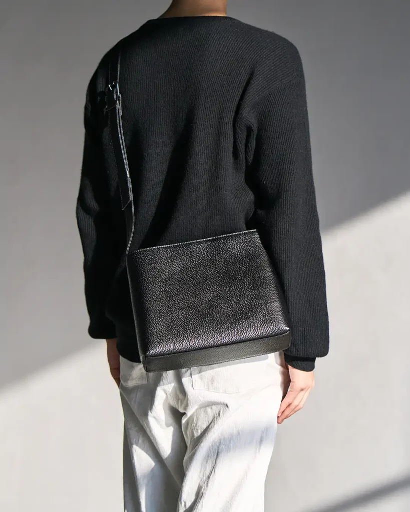 HushTugのレザーショルダーバッグ