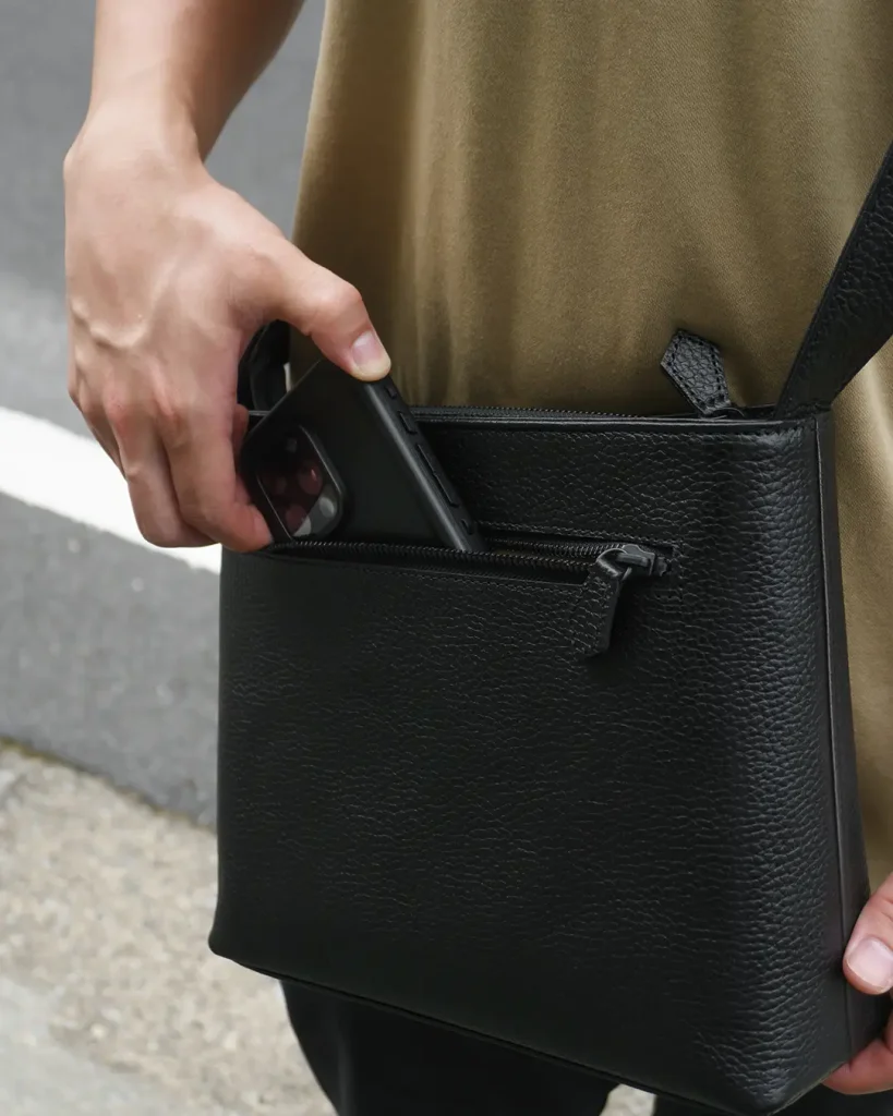 HushTugのレザーショルダーバッグ