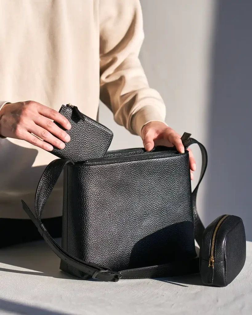 HushTugのレザーショルダーバッグ