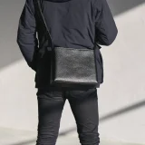 HushTugのレザーショルダーバッグ