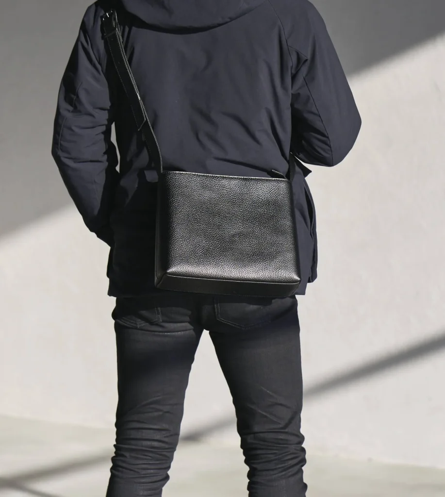 HushTugのレザーショルダーバッグを身に着けた男性