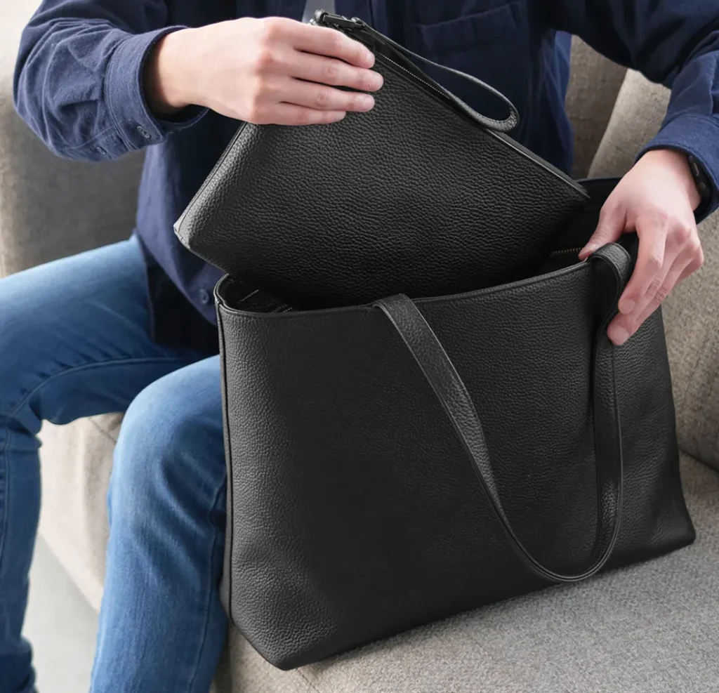 クラッチバッグをバッグインバッグとして使っている画像