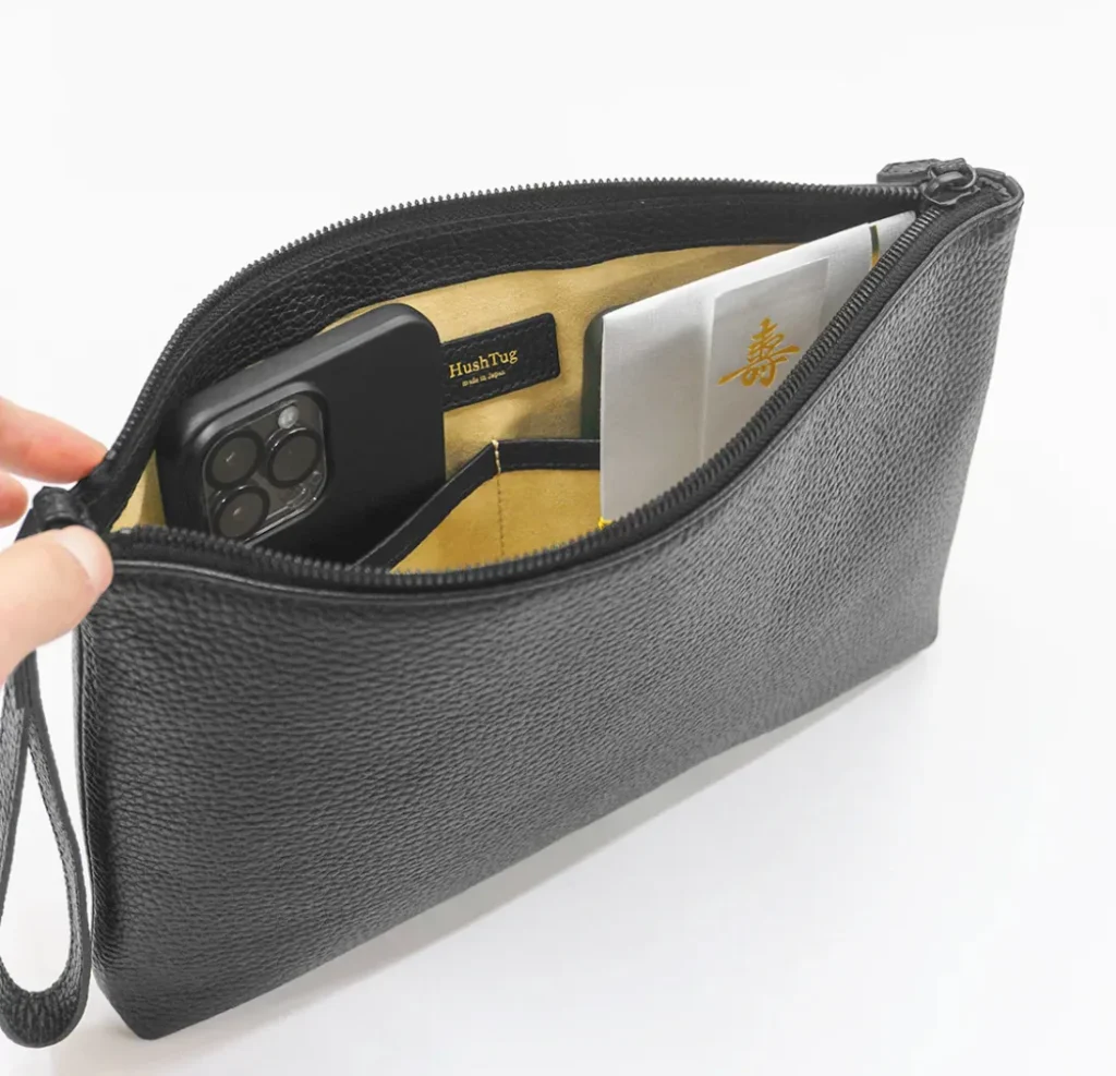 冠婚葬祭時の手荷物を入れたクラッチバッグの画像