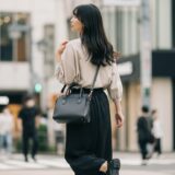 女性がサコッシュを持っている画像