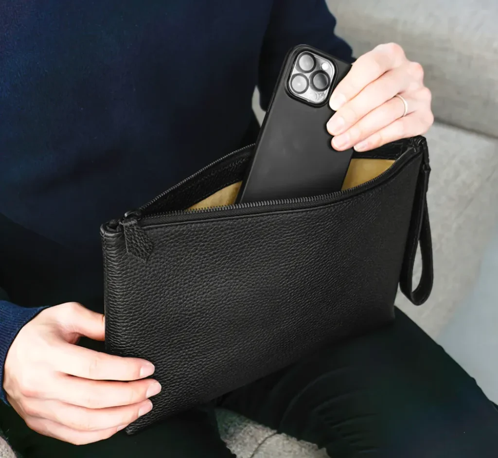 クラッチバッグに小物を入れている画像