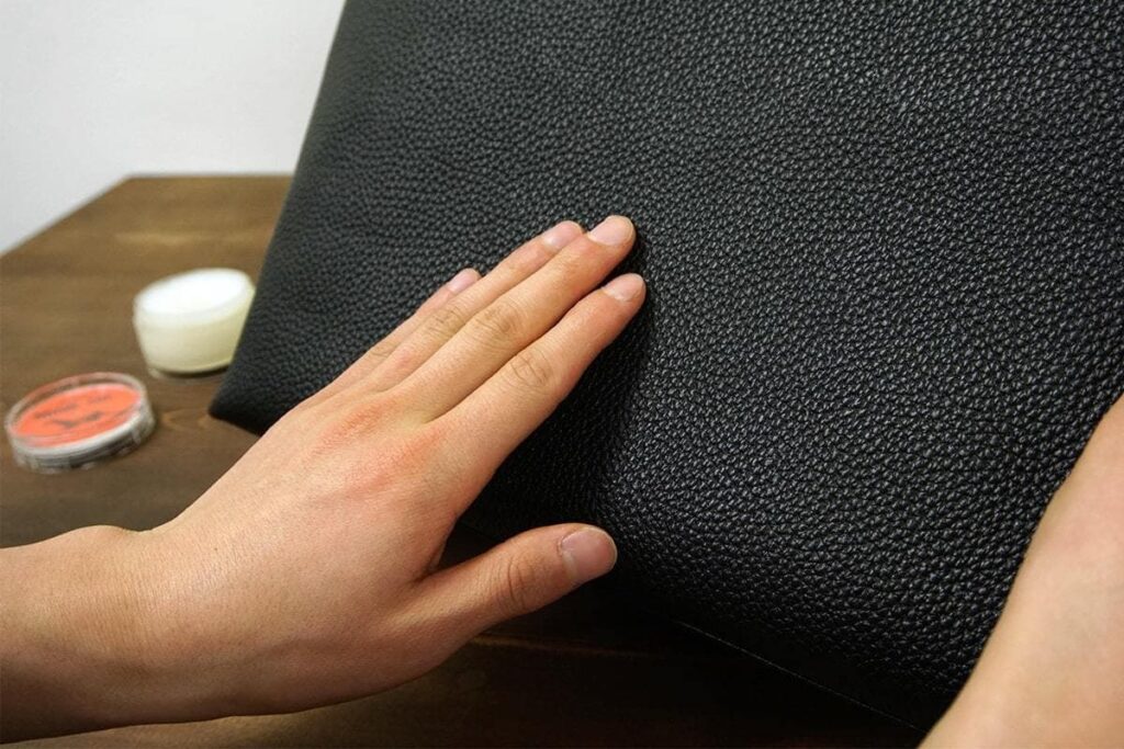 本革バッグを手入れする様子