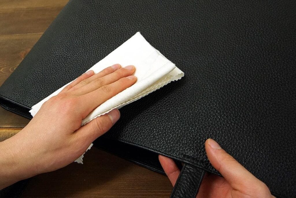 本革バッグを手入れする様子