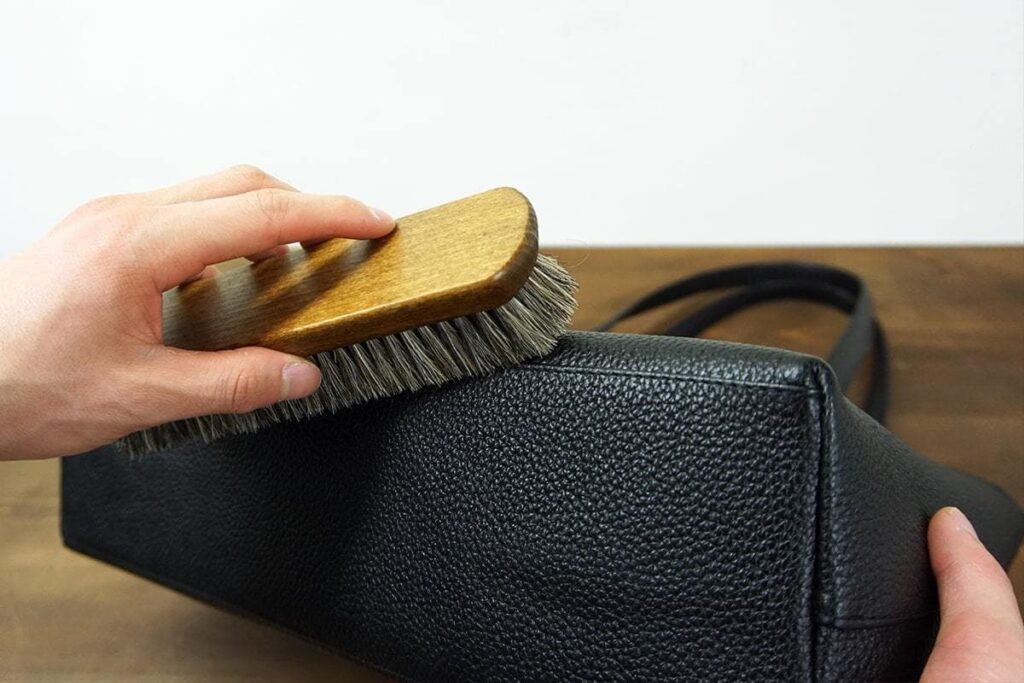 本革バッグを手入れする様子