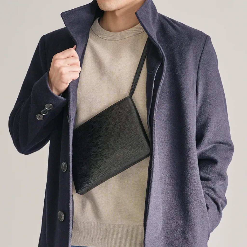 HushTugのレザーサコッシュ