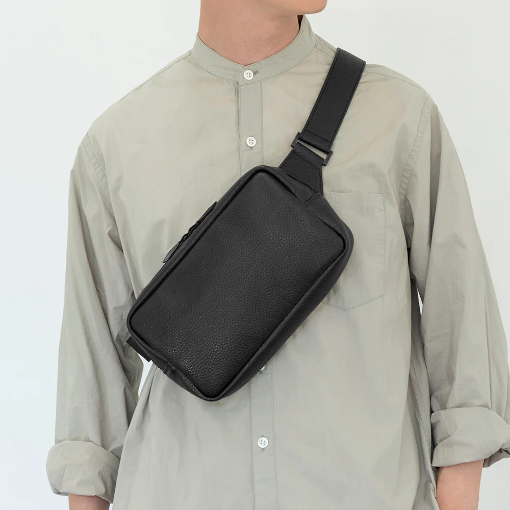 HushTugのボディバッグを身に着ける男性