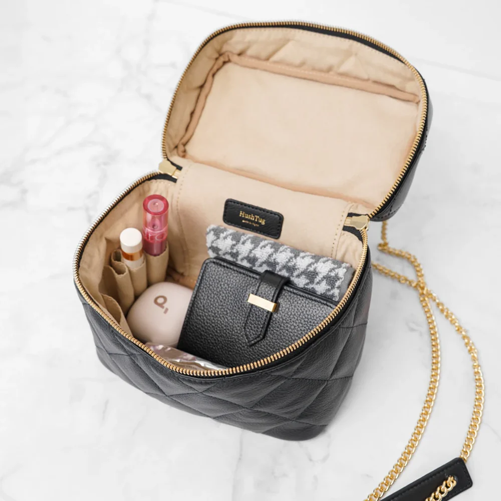 HushTugのキルティングバッグに物を収納した様子