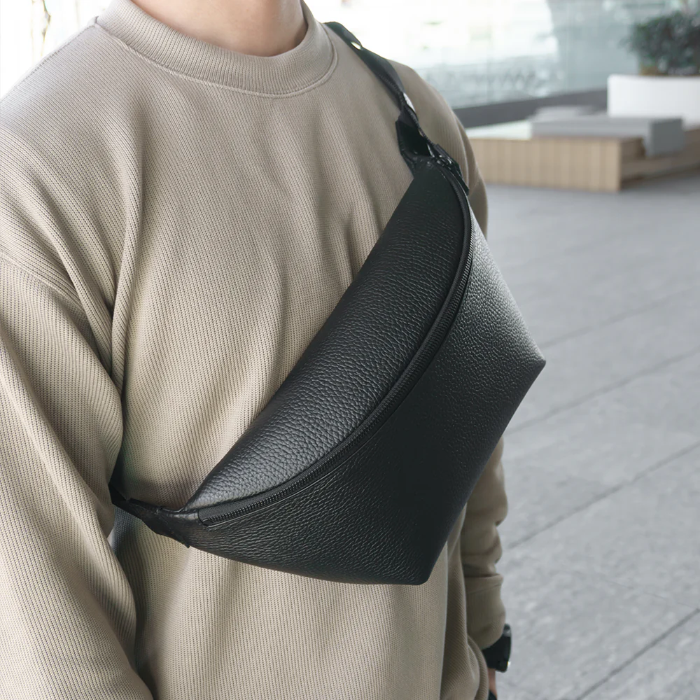 HushTugのカーブドボディバッグ