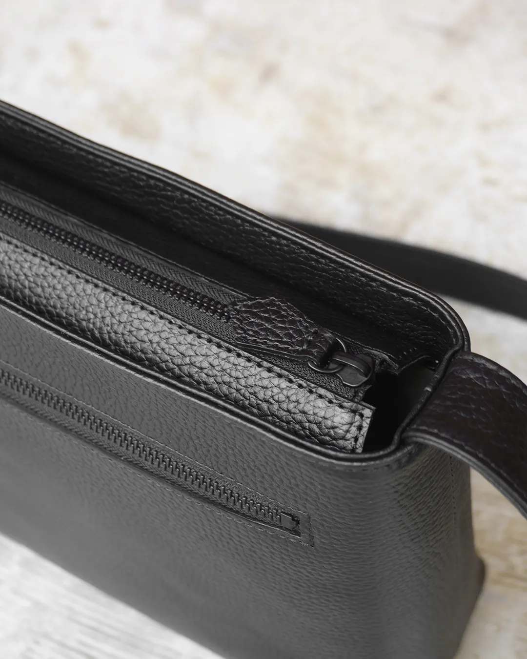 HushTugのレザーショルダーバッグのファスナーの写真