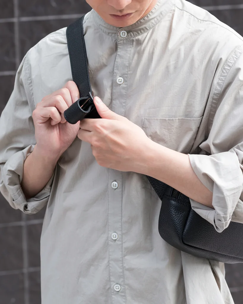 HushTugのボディバッグを身に着ける男性