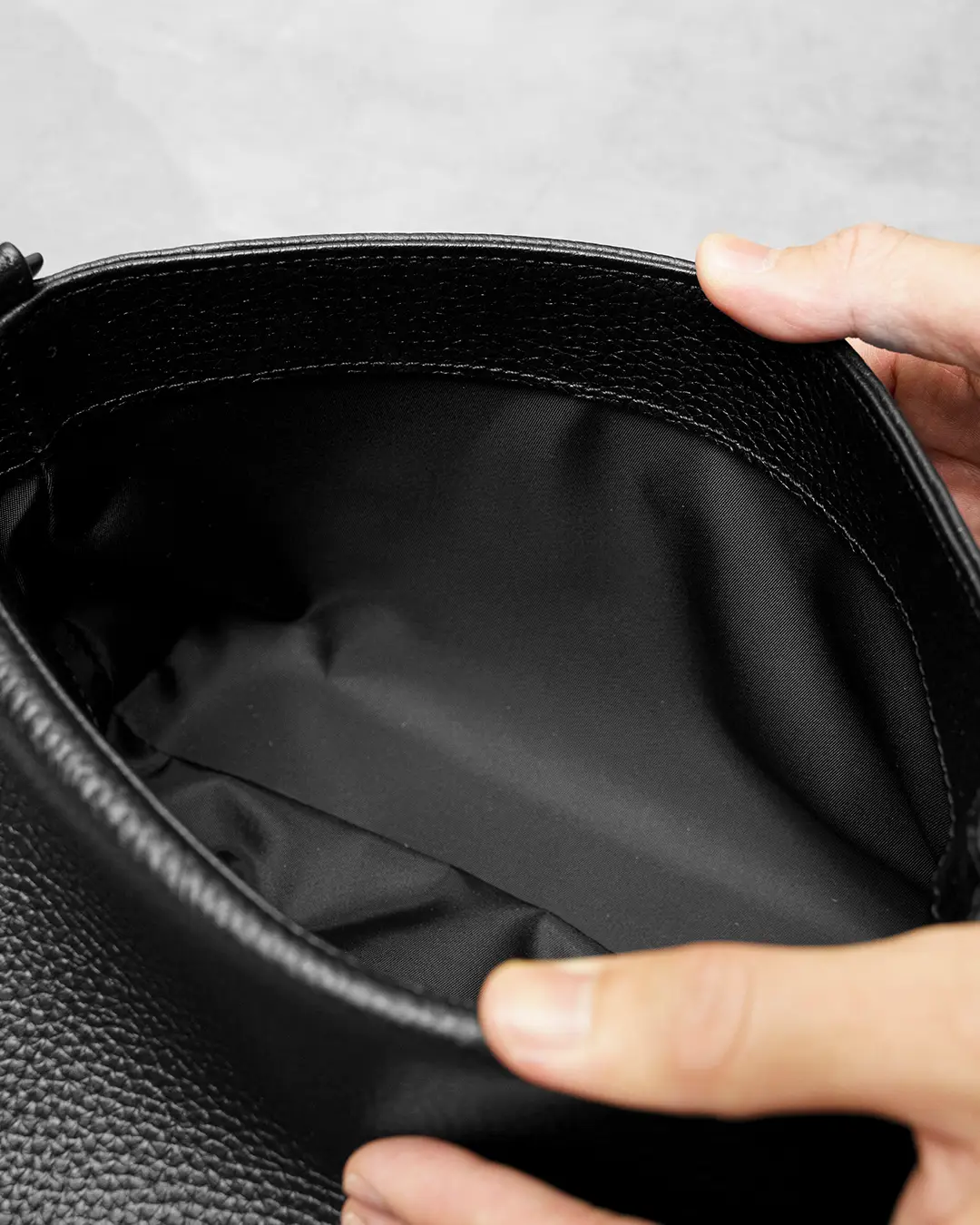 HushTugのフラップミニショルダーの内装が撥水ナイロンであることを示す写真