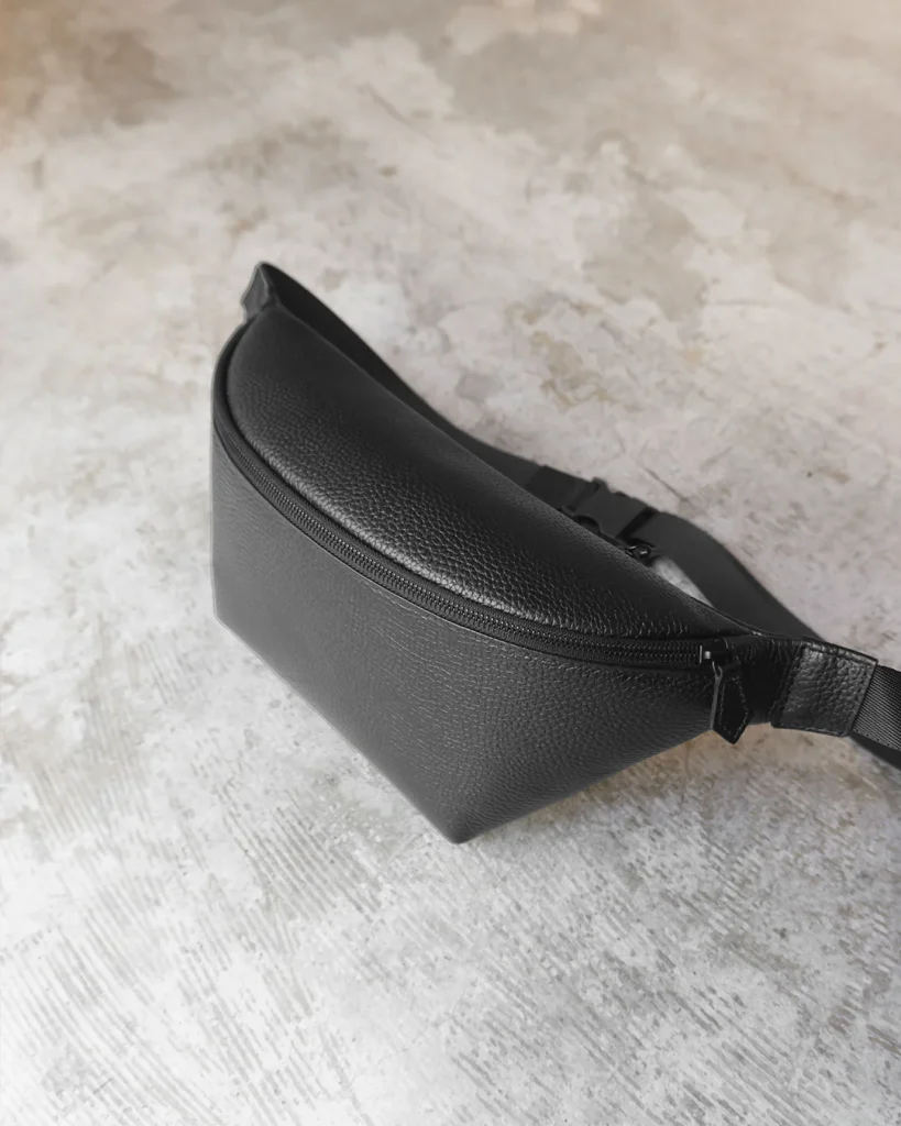 シンプルなボディバッグのイメージ