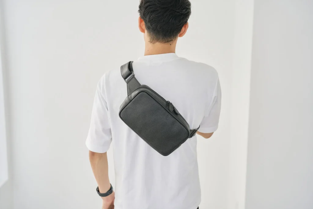 HushTugのボディバッグを身に着ける男性