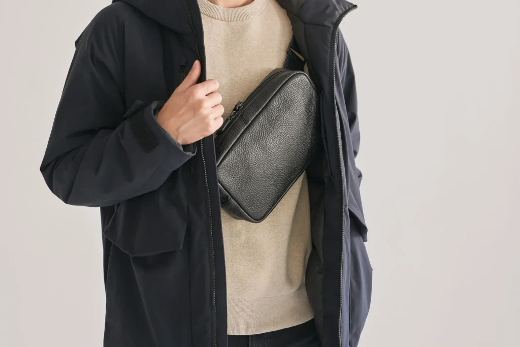 HushTugのボディバッグを身に着ける男性