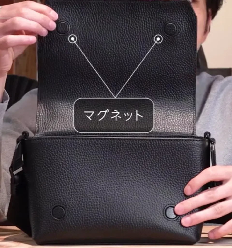 HushTugのフラップミニショルダーの開閉時の写真