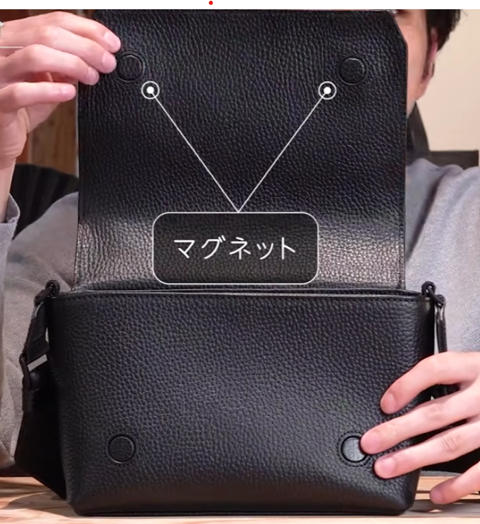 HushTugのフラップミニショルダーのマグネットの写真