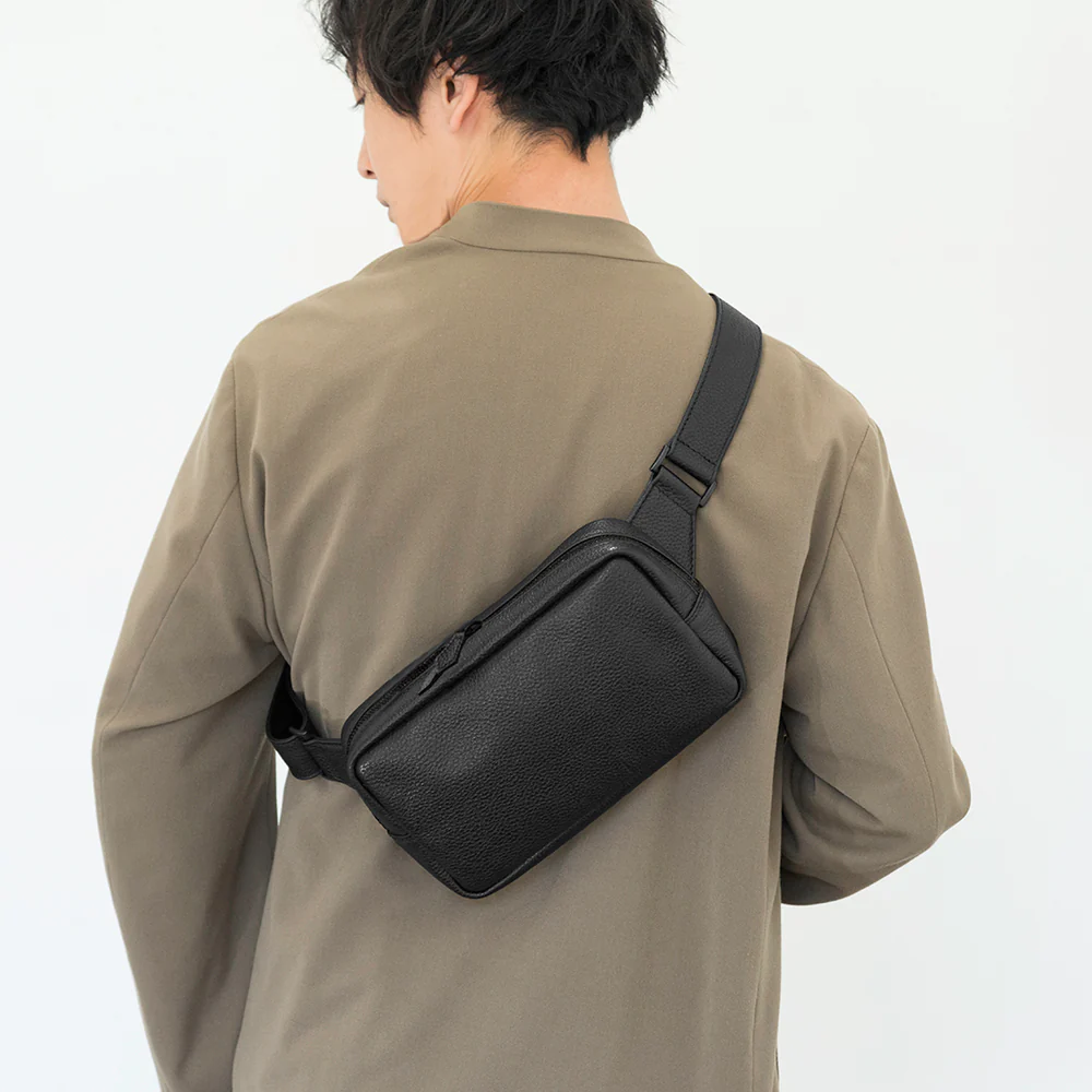 HushTugのボディバッグを身に着ける男性