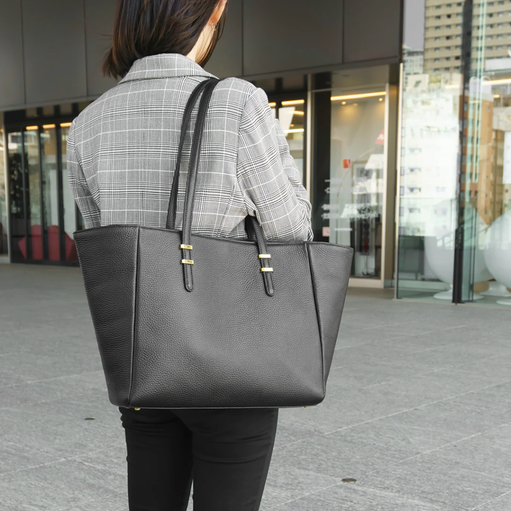 女性がレザートートを身につけている画像