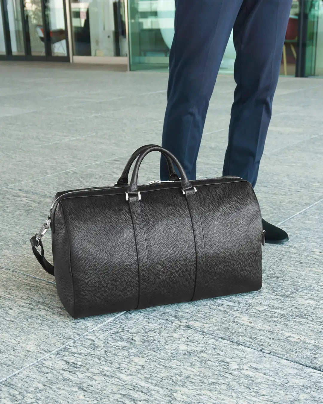 HushTug のレザーボストンバッグ