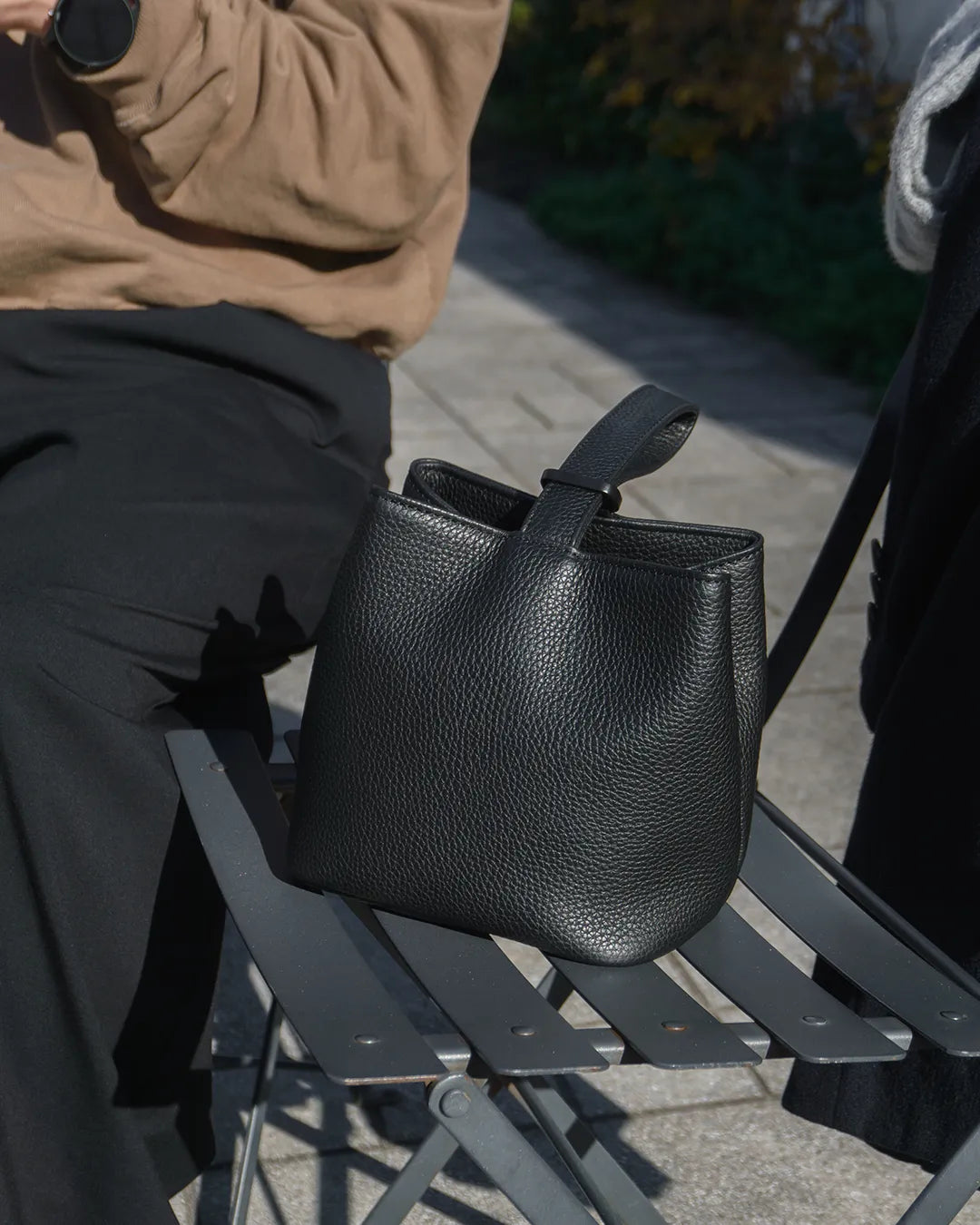 HushTug のレザー巾着バッグ