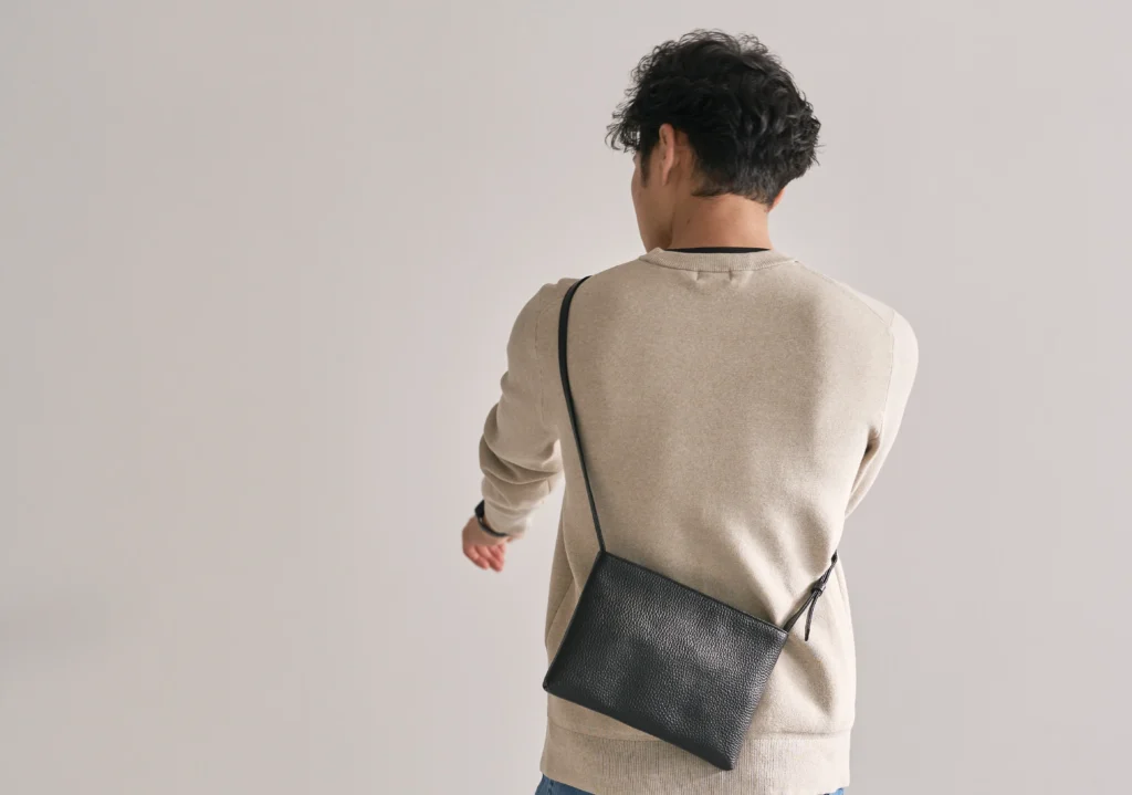 HushTugのレザーサコッシュを身に付けた男性