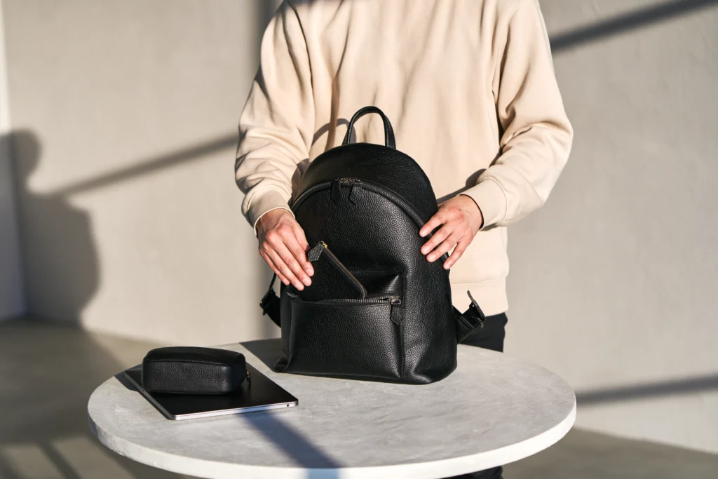 バッグに荷物を入れている男性